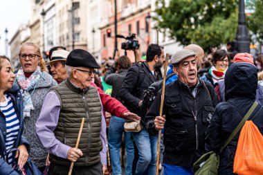 Madrid, İspanya. 22 Ekim 2023. Sürüleri Calle de Alcala ve Madrid 'in merkezindeki Cibeles bölgesinden geçen çobanlar geleneksel koyun ve keçi transshumansıyla.
