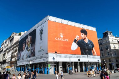 Madrid, İspanya. 16 Haziran 2024. Puerta de Sol 'daki Rolex reklam tuvalinde Carlos Alcazar' ın Wimbeldon ve Roland Garros tenis şampiyonluğunu kutlarken çekilmiş fotoğrafları var..