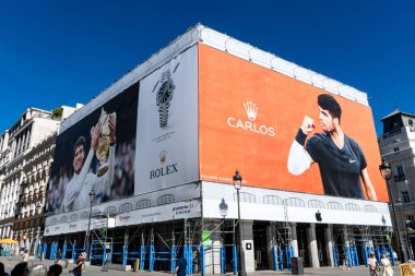Madrid, İspanya. 16 Haziran 2024. Puerta de Sol 'daki Rolex reklam tuvalinde Carlos Alcazar' ın Wimbeldon ve Roland Garros tenis şampiyonluğunu kutlarken çekilmiş fotoğrafları var..