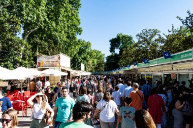 Madrid, İspanya. 16 Haziran 2024. 2024 'ün son gününde El Retiro parkındaki Madrid Kitap Fuarı' nın tribünlerinde toplanan kalabalık....