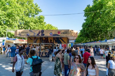 Madrid, İspanya. 16 Haziran 2024. 2024 'ün son gününde El Retiro parkındaki Madrid Kitap Fuarı' nın tribünlerinde toplanan kalabalık....