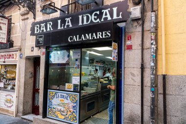 Madrid, İspanya. 16 Haziran 2024. La İdeal adlı barın dış ve iç cephesi Madrid 'in merkezindeki Plaza de Mayor' un yanında, tipik kalamar sandviçlerini servis ettikleri yerde..