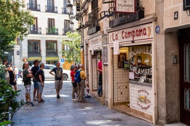 Madrid, İspanya. 16 Haziran 2024. Madrid 'in merkezindeki bar restoranı ve bira fabrikası Madrid' in tipik ve ünlü kalamar sandviçlerini servis ettikleri ana meydanın yanında.