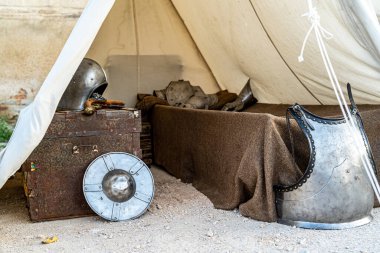 Tarihi bir pazarda zırhlı ve savaş teçhizatlı ortaçağ çadırı sergileniyor. Ortaçağ canlandırmasında periyot ögeleri ayarlandı.
