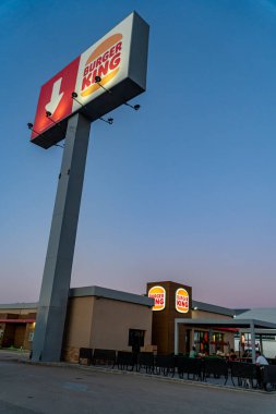 Albacete, İspanya. 22 Temmuz 2024. Büyük Burger King tabelası, A31 çıkışındaki otobandan Albacete yakınlarındaki Madrid 'e doğru görünüyor. Açık hava koltuğu ve servis servisi de var.