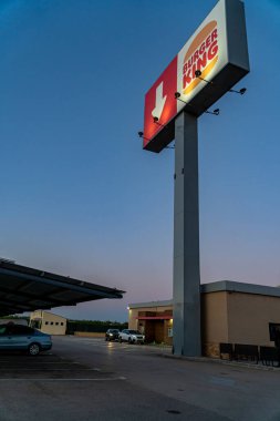 Albacete, İspanya. 22 Temmuz 2024. Büyük Burger King tabelası, A31 çıkışındaki otobandan Albacete yakınlarındaki Madrid 'e doğru görünüyor. Açık hava koltuğu ve servis servisi de var.