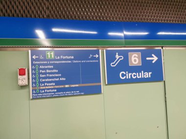 Madrid, İspanya. 20 Ocak 2024. Madrid 'deki Plaza Elptica metro istasyonundaki imza, engelli yolcular için asansörler ve asansörler aracılığıyla 11. hatta ve 6. dairesel hatta erişim gösteriyor..