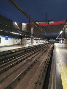 Efsaneler, İspanya. 6 Şubat 2025. Leganes 'teki La Fortuna metro istasyonunu boşalt, parkurları, platformları göster. Terk edilmiş ve sessiz bir yeraltı nakliye merkezi. Trensiz ve yolcusuz..