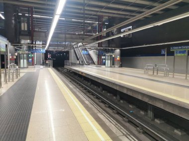 Madrid, İspanya. 11 Şubat 2025. Madrid 'deki Casa de Campo metro istasyonu, modern tasarım ve parlak ışıklandırmayla, 10. hattın ortak platformlarını ve 5. hattın merkez platformunu gösteriyor.. 