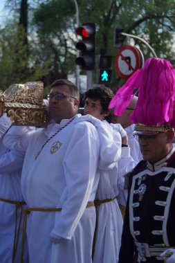 Madrid, İspanya. 13 Nisan 2025. Madrid 'deki El Retiro parkı yakınlarındaki Cristo de la Salud' un Pazar alayı, birçok inançlı ve Nasıralı altın bir dini şamandıra taşıyor..