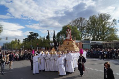 Madrid, İspanya. 13 Nisan 2025. Madrid 'deki El Retiro parkı yakınlarındaki Cristo de la Salud' un Pazar alayı, birçok inançlı ve Nasıralı altın bir dini şamandıra taşıyor..