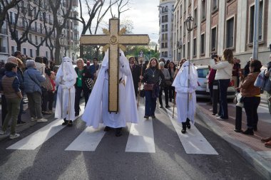 Madrid, İspanya. 13 Nisan 2025. Madrid 'deki El Retiro parkı yakınlarındaki Cristo de la Salud' un Pazar alayı, birçok inançlı ve Nasıralı altın bir dini şamandıra taşıyor..