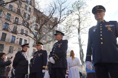 Madrid, İspanya. 13 Nisan 2025. Madrid 'deki El Retiro parkı yakınlarındaki Cristo de la Salud' un Pazar alayı, birçok inançlı ve Nasıralı altın bir dini şamandıra taşıyor..