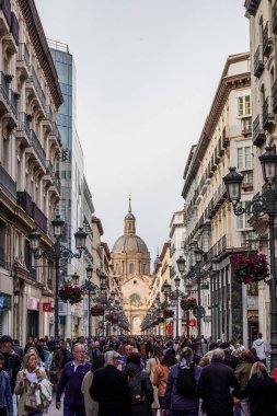 Zaragoza, İspanya. 20 Nisan 2025. Paskalya Pazar öğleden sonra Zaragoza 'da El Pilar bazilikası kubbesinin arka planda görüldüğü kalabalık Alfonso I..