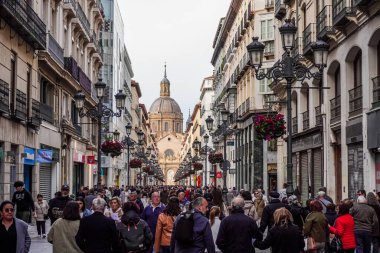 Zaragoza, İspanya. 20 Nisan 2025. Paskalya Pazar öğleden sonra Zaragoza 'da El Pilar bazilikası kubbesinin arka planda görüldüğü kalabalık Alfonso I..