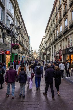 Zaragoza, İspanya. 20 Nisan 2025. Paskalya Pazar öğleden sonra Zaragoza 'da El Pilar bazilikası kubbesinin arka planda görüldüğü kalabalık Alfonso I..