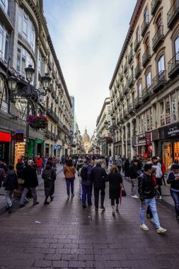 Zaragoza, İspanya. 20 Nisan 2025. Paskalya Pazar öğleden sonra Zaragoza 'da El Pilar bazilikası kubbesinin arka planda görüldüğü kalabalık Alfonso I..