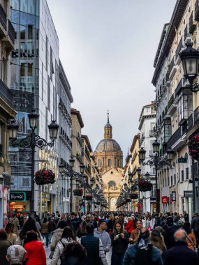 Zaragoza, İspanya. 20 Nisan 2025. Paskalya Pazar öğleden sonra Zaragoza 'da El Pilar bazilikası kubbesinin arka planda görüldüğü kalabalık Alfonso I..