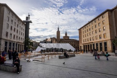 Zaragoza, İspanya. 20 Nisan 2025. Zaragozas Pilar Meydanı 'ndaki Hispanidad Çeşmesi, inşaat alanındaki bakım çalışmaları nedeniyle engellerle çevrili..