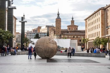 Zaragoza, İspanya. 20 Nisan 2025. Zaragozas Pilar Meydanı 'ndaki Hispanidad Çeşmesi, inşaat alanındaki bakım çalışmaları nedeniyle engellerle çevrili..