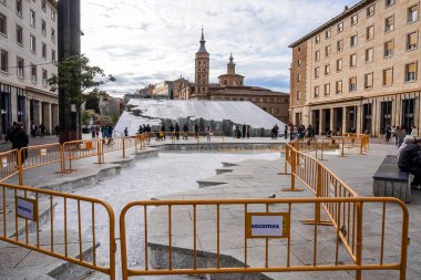 Zaragoza, İspanya. 20 Nisan 2025. Zaragozas Pilar Meydanı 'ndaki Hispanidad Çeşmesi, inşaat alanındaki bakım çalışmaları nedeniyle engellerle çevrili..