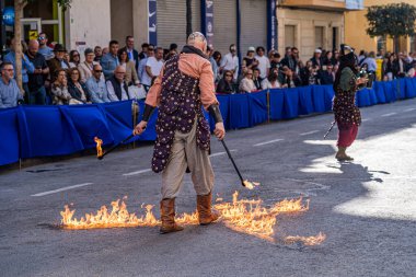 Onil, Alicante. 1 Mayıs 2025. Onil 'deki Moors ve Hristiyan geçit töreni geleneksel şenlikler sırasında sokakta ateşli bir yol açtı..