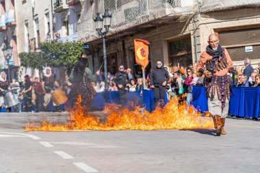 Onil, Alicante. 1 Mayıs 2025. Onil 'deki Moors ve Hristiyan geçit töreni geleneksel şenlikler sırasında sokakta ateşli bir yol açtı..