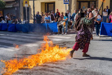 Onil, Alicante. 1 Mayıs 2025. Onil 'deki Moors ve Hristiyan geçit töreni geleneksel şenlikler sırasında sokakta ateşli bir yol açtı..