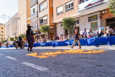 Onil, Alicante. 1 Mayıs 2025. Onil 'deki Moors ve Hristiyan geçit töreni geleneksel şenlikler sırasında sokakta ateşli bir yol açtı..