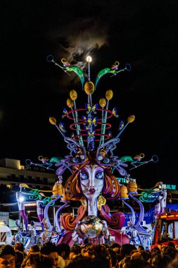 Alicante, İspanya. 25 Haziran 2024 'te San Juan' ın Alicante 'deki şenlik ateşi. Yanan heykeller şehri aydınlatıyor. Kalabalık uykusuz bir şekilde kutlama yapıyor..