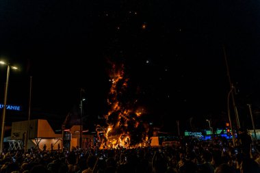 Alicante, İspanya. 25 Haziran 2024 'te San Juan' ın Alicante 'deki şenlik ateşi. Yanan heykeller şehri aydınlatıyor. Kalabalık uykusuz bir şekilde kutlama yapıyor..