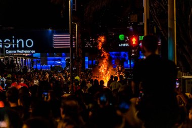 Alicante, İspanya. 25 Haziran 2024 'te San Juan' ın Alicante 'deki şenlik ateşi. Yanan heykeller şehri aydınlatıyor. Kalabalık uykusuz bir şekilde kutlama yapıyor..