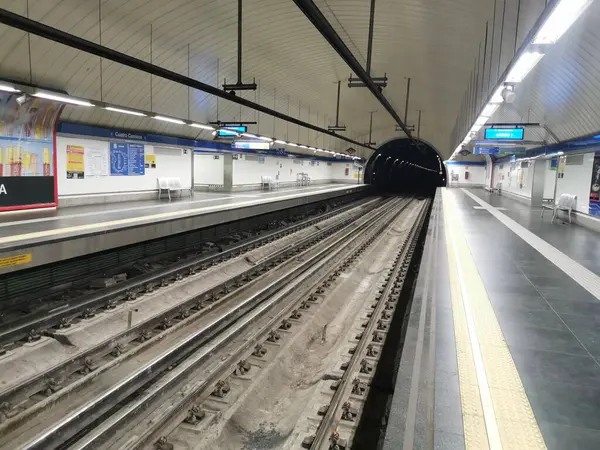 Madrid, İspanya. 13 Mayıs 2025. Madrid 'deki Cuatro Caminos Metro İstasyonunu tamamen yenileme ve 6. hatta sürücüsüz tren operasyonu için boşaltın..