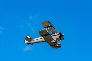 Madrid, İspanya. 3 Kasım 2024. İspanya, Madrid 'deki Cuatro Vientos Havaalanı üzerinde uçan kırmızı çizgili tarihi Boeing Stearman PT-17 Kaydet uçağı.