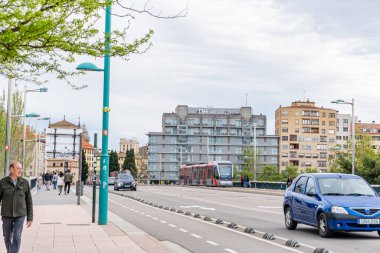 20 Nisan 2025. Zaragoza, İspanya. İspanya 'nın Zaragoza kentindeki tramvay Jos Atars Bulvarı' ndan Santiago Köprüsü 'ne doğru dönüyor. Bulutlu bir günde Mago de Oz durağına gidiyor.