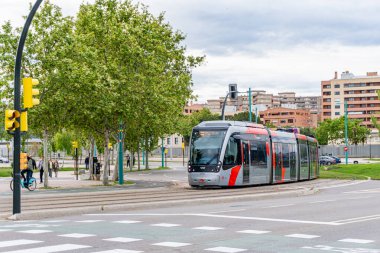 20 Nisan 2025. Zaragoza, İspanya. İspanya 'nın Zaragoza kentindeki tramvay Jos Atars Bulvarı' ndan Santiago Köprüsü 'ne doğru dönüyor. Bulutlu bir günde Mago de Oz durağına gidiyor.