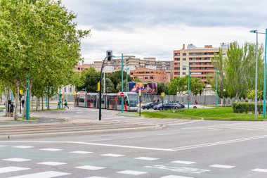 20 Nisan 2025. Zaragoza, İspanya. İspanya 'nın Zaragoza kentindeki tramvay Jos Atars Bulvarı' ndan Santiago Köprüsü 'ne doğru dönüyor. Bulutlu bir günde Mago de Oz durağına gidiyor.