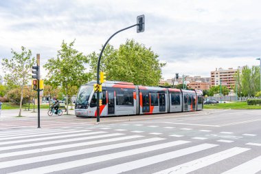 20 Nisan 2025. Zaragoza, İspanya. İspanya 'nın Zaragoza kentindeki tramvay Jos Atars Bulvarı' ndan Santiago Köprüsü 'ne doğru dönüyor. Bulutlu bir günde Mago de Oz durağına gidiyor.