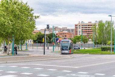 20 Nisan 2025. Zaragoza, İspanya. İspanya 'nın Zaragoza kentindeki tramvay Jos Atars Bulvarı' ndan Santiago Köprüsü 'ne doğru dönüyor. Bulutlu bir günde Mago de Oz durağına gidiyor.