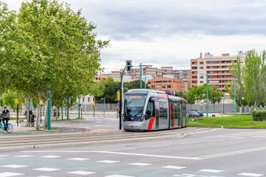 20 Nisan 2025. Zaragoza, İspanya. İspanya 'nın Zaragoza kentindeki tramvay Jos Atars Bulvarı' ndan Santiago Köprüsü 'ne doğru dönüyor. Bulutlu bir günde Mago de Oz durağına gidiyor.