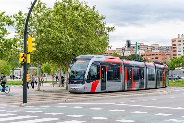 20 Nisan 2025. Zaragoza, İspanya. İspanya 'nın Zaragoza kentindeki tramvay Jos Atars Bulvarı' ndan Santiago Köprüsü 'ne doğru dönüyor. Bulutlu bir günde Mago de Oz durağına gidiyor.
