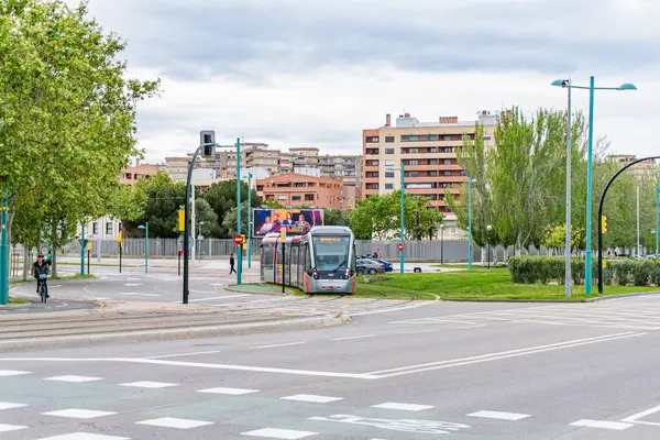 20 Nisan 2025. Zaragoza, İspanya. İspanya 'nın Zaragoza kentindeki tramvay Jos Atars Bulvarı' ndan Santiago Köprüsü 'ne doğru dönüyor. Bulutlu bir günde Mago de Oz durağına gidiyor.