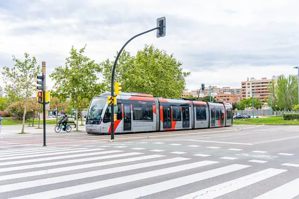 20 Nisan 2025. Zaragoza, İspanya. İspanya 'nın Zaragoza kentindeki tramvay Jos Atars Bulvarı' ndan Santiago Köprüsü 'ne doğru dönüyor. Bulutlu bir günde Mago de Oz durağına gidiyor.