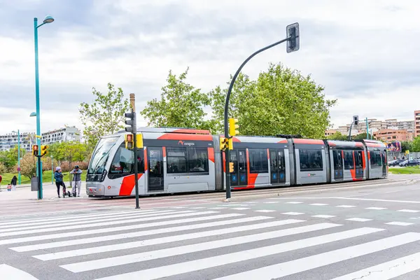 20 Nisan 2025. Zaragoza, İspanya. İspanya 'nın Zaragoza kentindeki tramvay Jos Atars Bulvarı' ndan Santiago Köprüsü 'ne doğru dönüyor. Bulutlu bir günde Mago de Oz durağına gidiyor.