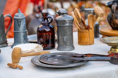 Eski mutfak aletleri, tahtadan, metal çatal bıçaklardan, sürahilerden ve plakalardan oluşan 1600 civarından, tarihi bir yeniden canlandırma düzeninde beyaz bir bez üzerine yerleştirilmiş..