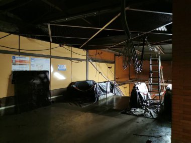 Madrid, İspanya. 4 Haziran 2025. Madrid 'deki Lucero metro istasyonunun içi tadilat ve otomasyon çalışmaları sırasında plastikle kaplı..