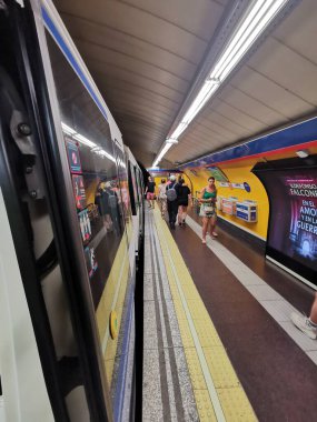 9 Haziran 2025. Madrid, İspanya. Madrid 'deki Goya İstasyonu' nun açık metro kapısından birinci şahıs görüntüsü yolcuların 2. hattın 1. peronunda yürüdüğünü gösteriyor..