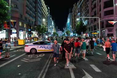 Madrid, İspanya. 3 Temmuz 2025. Madrid 'deki Gran Via gece aydınlandı, araçlara kapalı ve 2025 LGBTI Onur şenlikleri sırasında polislerin gözetiminde insanlarla doluydu..