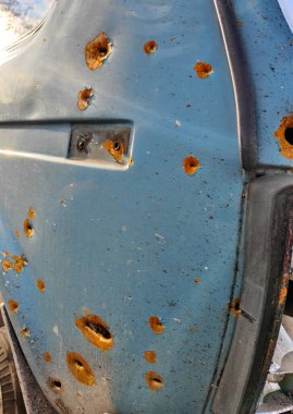 Kherson Ukrayna 'daki savaş sırasında hasar görmüş. Sivillerin arabası 24 Aralık 2022 'de şehir merkezinde hasar gördü. Araba gövdesinde şarapnel füze saldırısı. Rusya 'nın Ukrayna' ya karşı savaşı.