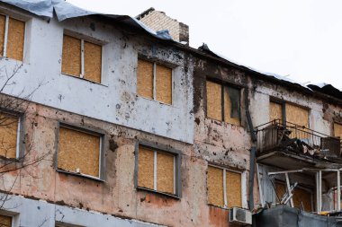 Anti-aircraft installation by Russia of an apartment building of civilian infrastructure in Kherson, Ukraine, genocide of the Ukrainian people. Russia's war crimes against. Damaged house